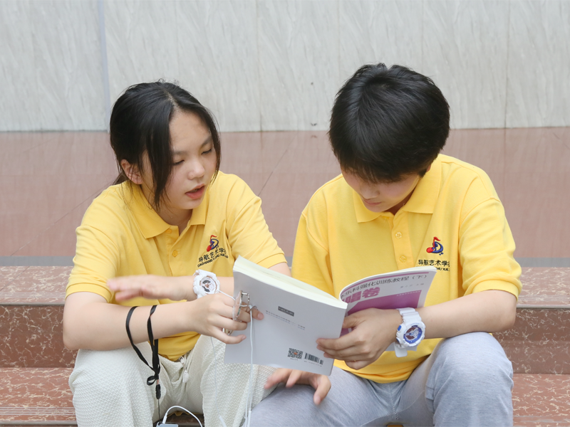 和同学一起看书
