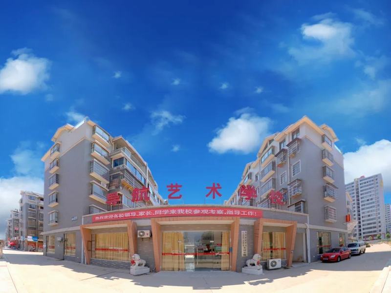 学校校门全景